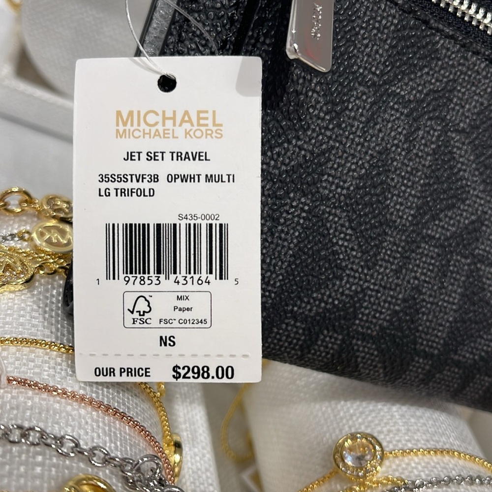 Michael Kors Jet Set Large Logo Trifold Wallet
Optic White Multi 
NWT - Picture 6 of 16